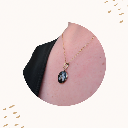 Collier souvenir en acier inoxydable avec pendentif en résine et tissu, bijou fait main dans l’atelier Petit Chêne en Haute-Vienne.