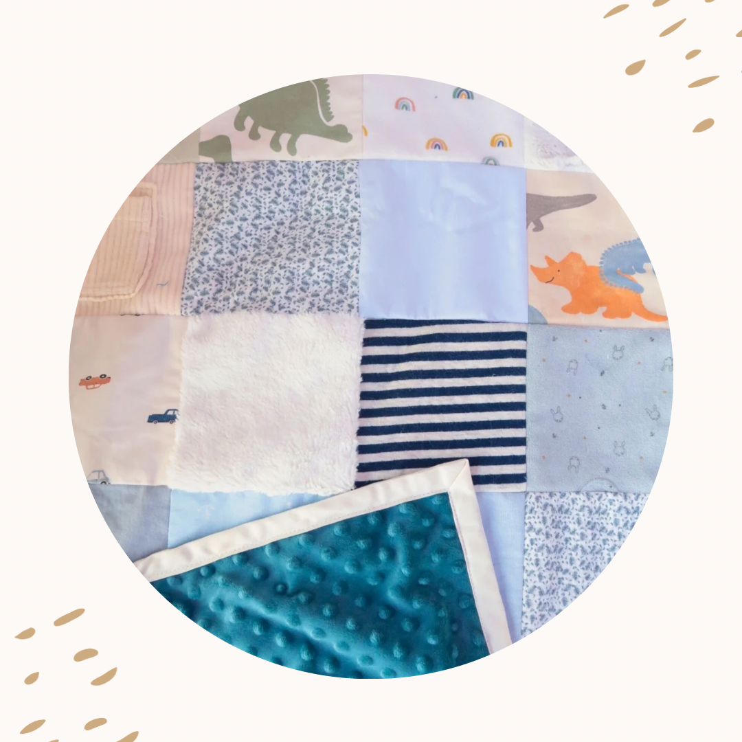 Couverture souvenir Petit Chêne avec biais en tissu écru et dos en Minky bleu pétrole. Création artisanale réalisée à partir de vêtements d’enfants, finition douce et élégante