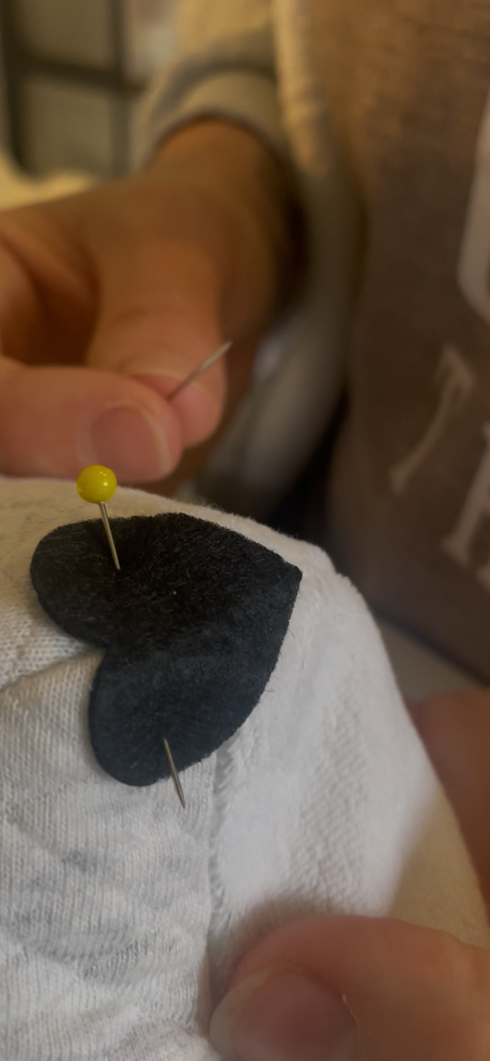 zoom sur le nez feutrine en forme de cœur d'un doudou souvenir en train d'être cousu