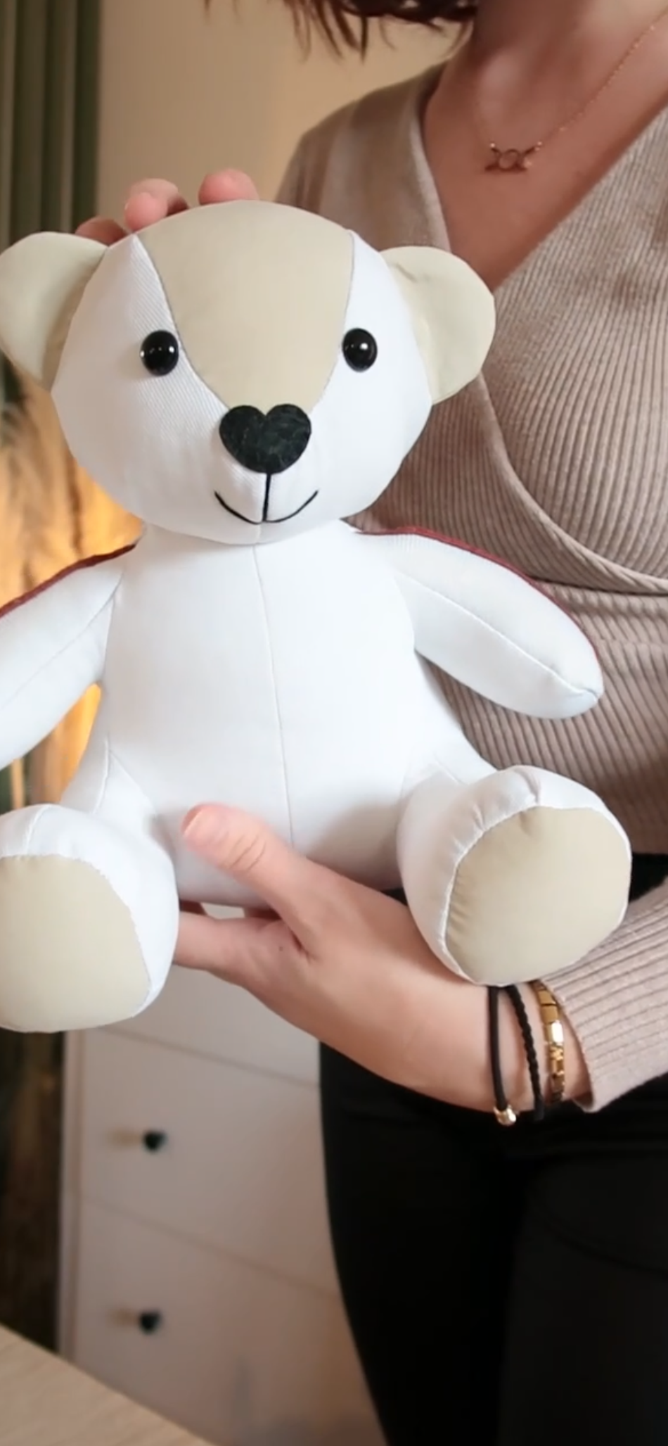 doudou souvenir ourson dans les mains de la creatrice petit chene fait main en france
