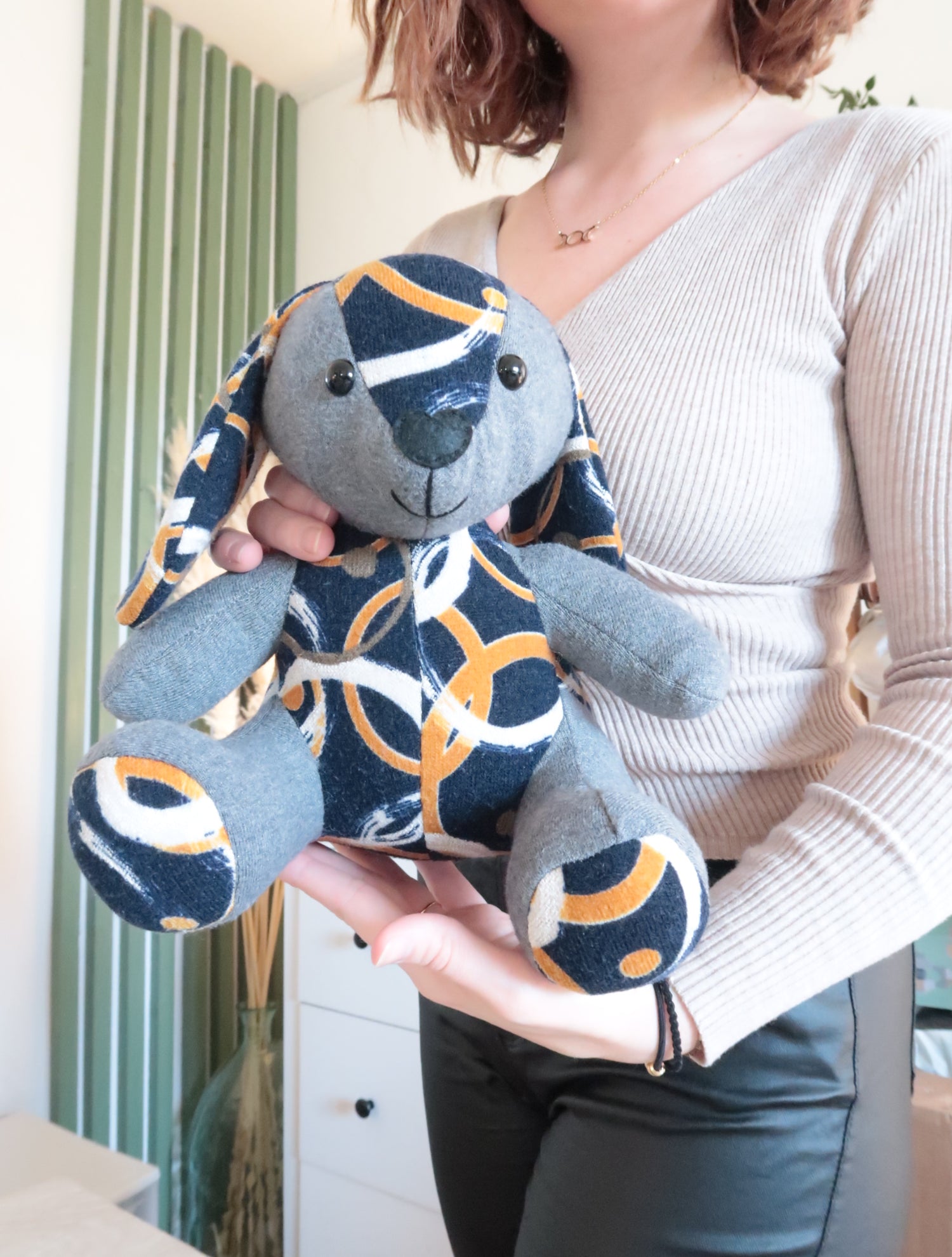 doudou souvenir dans les mains de la creatrice de petit chene