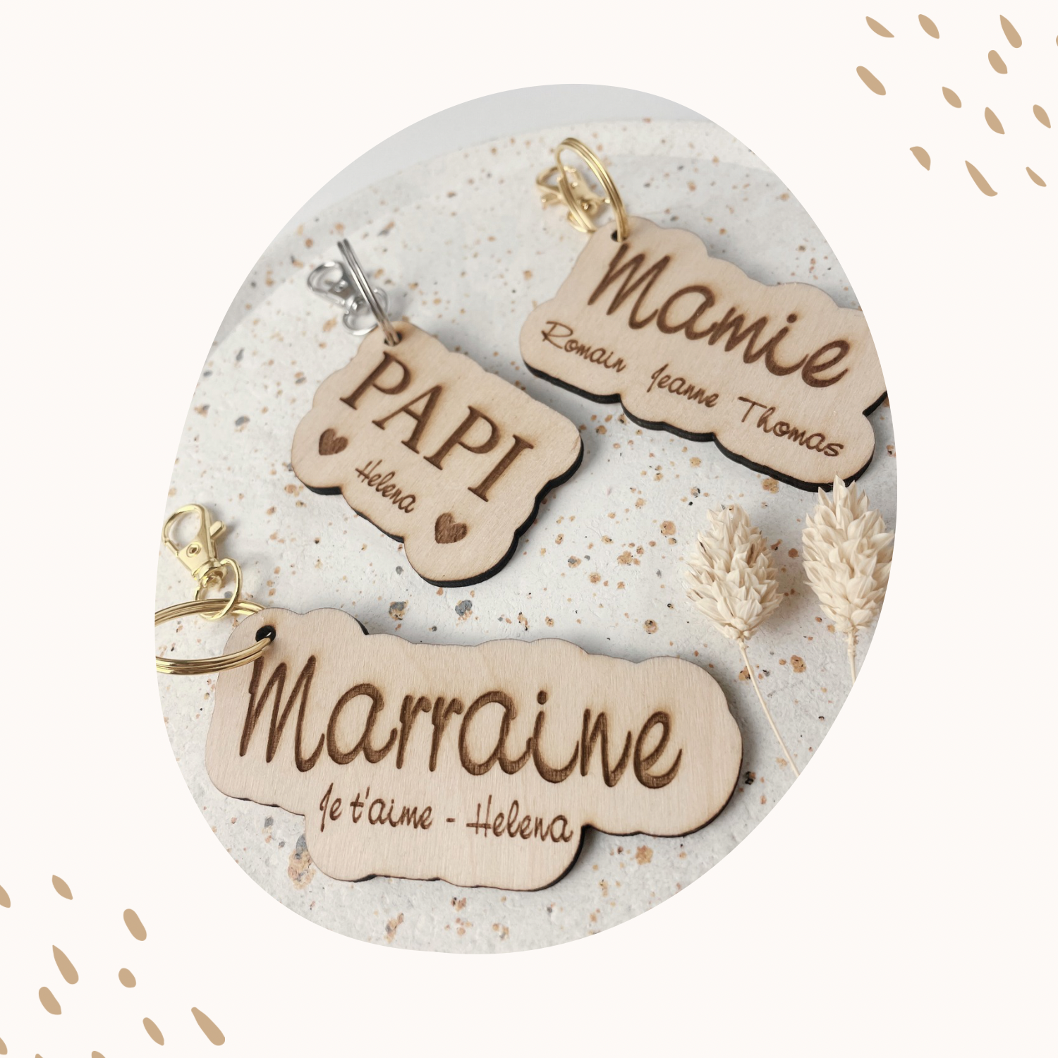 Porte-clés en bois naturel personnalisé avec gravure au laser, fabriqué à la main dans l’atelier Petit Chêne en Haute-Vienne. Exemples de polices d'écriture.