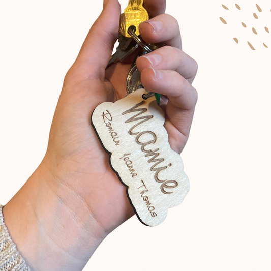 Porte-clés en bois naturel personnalisé avec gravure au laser, fabriqué à la main dans l’atelier Petit Chêne en Haute-Vienne.