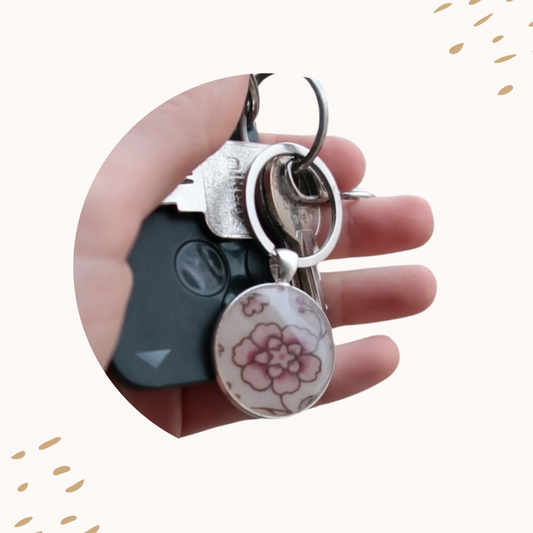 Porte-clés souvenir Petit Chêne en acier inoxydable argenté, décoré d’un tissu scellé sous la résine. Création artisanale faite main en Haute-Vienne, présentée sur un trousseau de clés.
