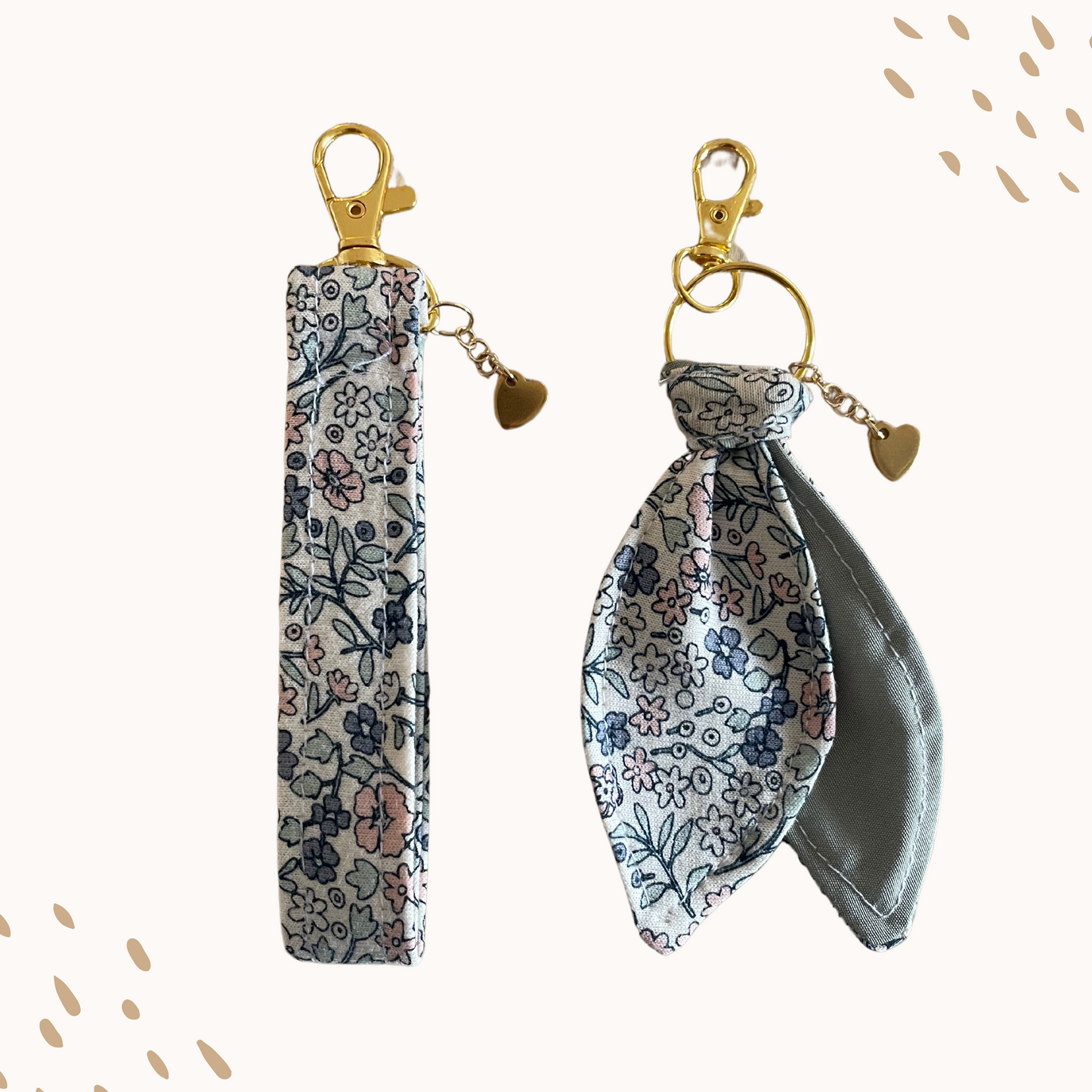 Deux porte-clés souvenirs Petit Chêne, modèles bande et papillon, fabriqués à la main à partir de tissus confiés par les clients. Accessoires personnalisés et durables.