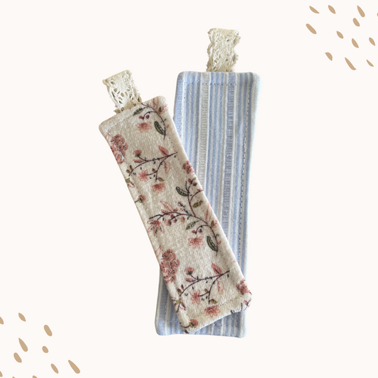 Deux marque-pages souvenirs en tissu, réalisés à partir de vêtements d’enfants, photographiés sur un fond clair. Créations artisanales faites main par Petit Chêne en Haute-Vienne.
