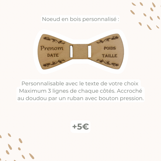 Détail d’un nœud en bois personnalisé gravé au laser avec le prénom de l’enfant, création Petit Chêne.