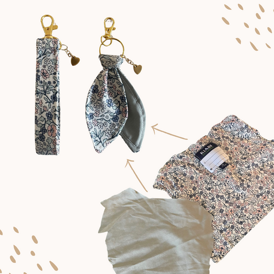 Montage présentant deux porte-clés souvenirs Petit Chêne — forme bande et forme papillon — réalisés à partir des vêtements d’enfants visibles en bas de l’image. Création artisanale en tissu recyclé.